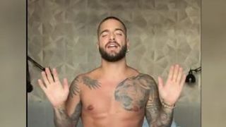 VIDEO | Maluma, dans la bustul gol