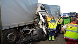 Accident grav pe o autostradă din Germania! Un rom&acirc;n a fost găsit strivit &icirc;n cabina camionului pe care &icirc;l conducea