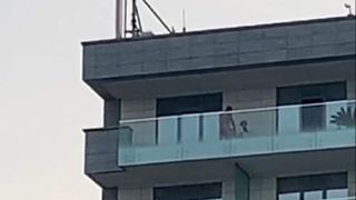 Tineri filmați în amiaza mare în timp ce se iubeau în balconul unui hotel de fițe din Mamaia