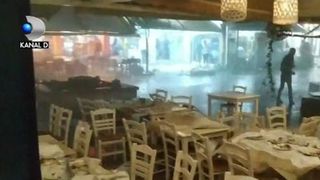 VIDEO | Clipe de groază în timpul furtunilor din Grecia. Localnic: „Mă loveau picăturile de ploaie ca nişte pietre”