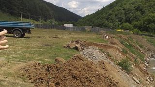 Un bărbat care a aruncat deşeuri din construcţii &icirc;n albia unui r&acirc;u, amendat de Garda de Mediu cu 2.000 de lei; Primăria Răşinari a demarat curăţarea zonei