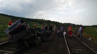 Maşina implicată în accidentul feroviar era radiată şi circulaţie, iar bărbatul aflat la volan nu avea permis de conducere