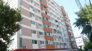 Un copil de doi ani din Iași a murit după ce a căzut de la etajul al nouălea al unui bloc