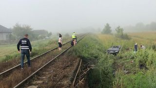 Un t&acirc;năr de 20 de ani a murit după ce mașina pe care o conducea a fost lovită de un tren