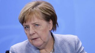 Un specialist dezvăluie ce şoptea Angela Merkel &icirc;n timpul ultimei crize de tremurat &icirc;n public