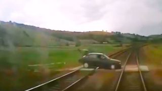 VIDEO | Momentul șocant &icirc;n care un tren lovește un autoturism, &icirc;n județul Cluj. Doi oameni au murit