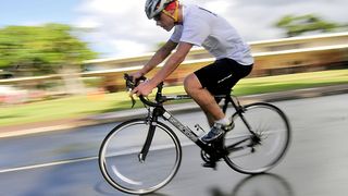 Imagini scandaloase cu un biciclist din Capitală bătut &icirc;n trafic de șoferul unui bolid de lux