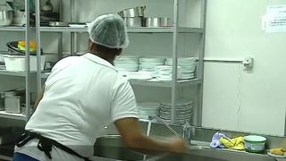 Declarațiile halucinante ale unui bucătar din Costinești. Alimente învechite spălate și revândute