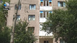 VIDEO | Reabilitare cu scandal a unui bloc din București. Trebuie demolate balcoanele