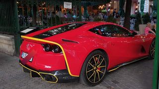 FOTO | Cu Ferrari la terasă, &icirc;n București. Șoferul a parcat foarte aproape de mese