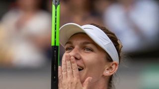 Simona Halep a c&acirc;ştigat primul set al finalei de la Wimbledon, scor 6-2, cu Serena Williams