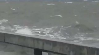 Furtuna Barry, un potenţial uragan, soseşte în statul american Louisiana şi provoacă inundaţii! Mii de persoane evacuate