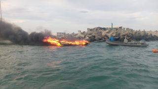 O ambarcaţiune a luat foc la intrarea în Portul Eforie! Proprietarul a sărit în apă pentru a se salva - FOTO