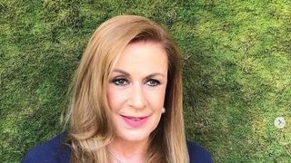 Incredibil cum a fost surprinsă Laura Zapata la un restaurant! N-a fumat niciodată tigări, dar trage cu nesaţ dintr-o narghilea! FOTO!