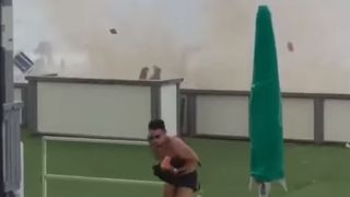 Tornadă în Italia, pe o plajă plină de turiști! Lumea a fugit să se adăpostească
