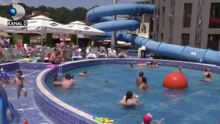 VIDEO | Vremea capricioasă nu a putut să-i țină pe turiști departe de Băile Felix! Cazările au fost ocupate complet