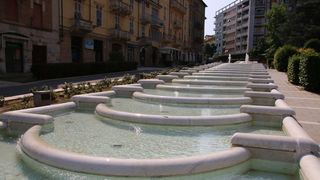 Unde a vrut să-și clădească Berlusconi un imperiu