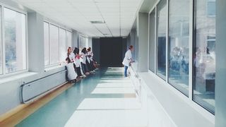 Un bărbat din Botoșani a fost bătut p&acirc;nă a intrat &icirc;n spital. C&acirc;nd a ajuns la Urgențe mai multe tinere i-au aplicat același tratament