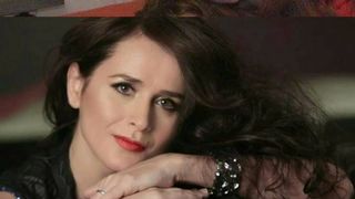 Apariție INCREDIBILĂ la mormântul Mădălinei Manole! Tatăl și fratele artistei s-au pozat cu ”clona” solistei