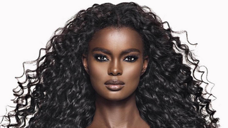 Fotomodel celebru, condamnat la închisoare după ce a terorizat pasagerii unui avion şi a bătut o stewardesă