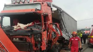 Accident violent &icirc;n Suceava: Un TIR și un camion s-au ciocnit