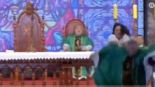 Un preot a fost agresat de o enoriașă după ce a spus că femeile grase nu ajung în Rai