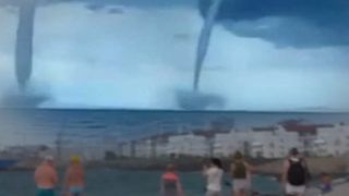 VIDEO | Mai multe tornade de apa ii inspaimanta pe turistii de la Marea Neagra