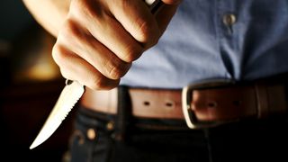 Poliţist din Timiş aflat în misiune, înjunghiat în picior cu un cuţit