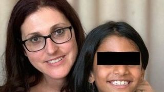 Mama adoptivă a Sorinei a ridicat paşaportul acesteia de la Serviciul Paşapoarte Dolj