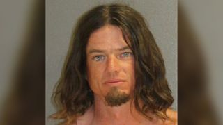 Un bărbat beat și-a aruncat copilul de 5 ani în ocean pentru a-l învăța să înoate