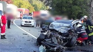 Doi morţi şi cinci răniţi, după ce o autocisternă şi două autoturisme s-au ciocnit! Traficul pe DN 7 a fost blocat complet