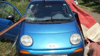 O femeie a ajuns la spital după ce a fost lovită de o bară căzută dintr-un TIR! Bara a străpuns parbrizul maşinii &icirc;n care femeia se afla cu soţul său. FOTO