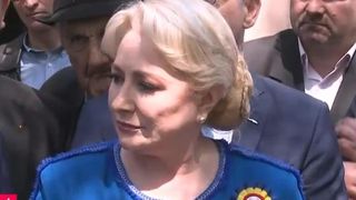 Viorica Dăncilă spune că la Sibiu conducerea PSD e aşteptată de vreo sută de persoane, "nu cu intenţii bune": "Eu vă garantez că suntem de neclintit, nu ne este teamă, nu vom face niciun pas &icirc;napoi"