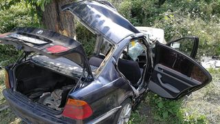 Un mort şi patru răniţi cu vârste cuprinse între 12 şi 32 de ani, după ce o autoutilitară şi un autoturism s-au ciocnit pe DN 65