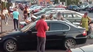 VIDEO | Momente de panică la Găești, după ce un copil a rămas bocat &icirc;n mașină! Timp de 40 de minute s-au chinuit să deschidă ușile
