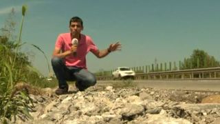 VIDEO | Drumarii români au reusit o noua premiera: se lauda pe internet cu o cârpeală făcută pe Autostrada Soarelui