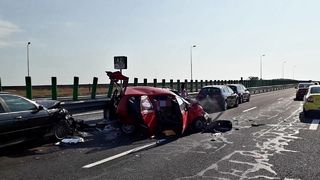 Patru persoane rănite după ce trei maşini s-au ciocnit pe Autostrada Soarelui