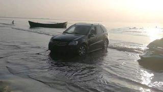 Şofer cu Mercedes blocat în mare, în Mamaia: ”Dacă îţi dau două capace, mai filmezi?” - VIDEO