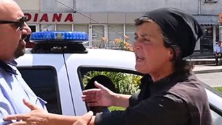 Două măicuțe bete din Vaslui au făcut scandal monstru în oraș - VIDEO