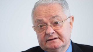 VIDEO Imagini rare! Virgil Măgureanu, fostul șef al SRI, se plimbă singur pe malul mării! Cum arată acum, la 78 de ani