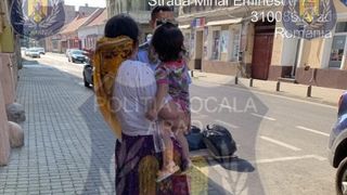 Suma cu care a fost amendată o femeie din Arad prinsă scuip&acirc;nd coji de semințe pe jos