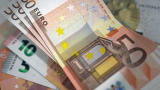 Euro a scăzut spre 4,71 lei. Francul elveţian, la cel mai &icirc;nalt nivel din ultimii 4 ani