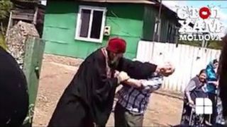 Imagini șocante surprinse la o &icirc;nmorm&acirc;ntare, &icirc;n Moldova. Un preot s-a luat la bătaie cu rudele mortului - VIDEO
