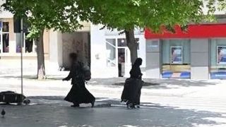 VIDEO | Falsele maici care au &icirc;mpins un bărbat pe calea ferată, prinse si acuzate de tentativă de omor