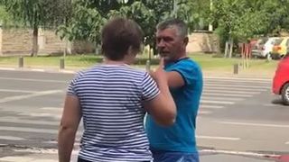 VIDEO | Bărbat bătut de soție, în plină stradă. Scene halucinante în centrul Aradului