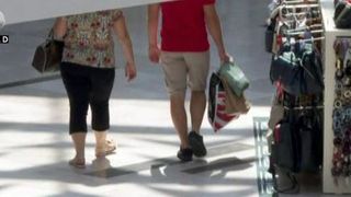 VIDEO | Bărbații din Rom&acirc;nia, campioni la shopping. V&acirc;nzările de haine depășesc un miliard de euro anual