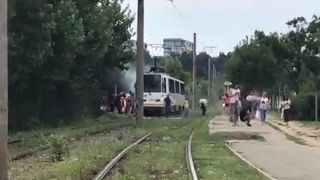 Alertă &icirc;n București: Un tramvai plin cu oameni a luat foc, &icirc;n mers