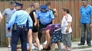 Imagini cu impact emoțional! O tânără a leșinat, în fața casei „criminalului din Caracal”