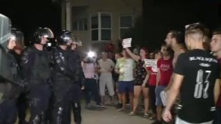 Casa criminalului apărată de jandarmi de furia oamenilor. &rdquo;Scoateţi-l afară, să-i dăm cu acid&rdquo;