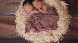 Doi bebeluși au murit după ce tatăl i-a uitat în mașină în caniculă